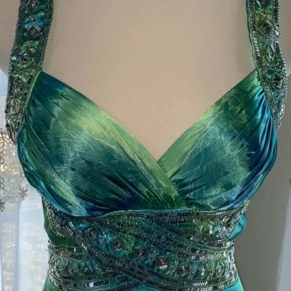 WOW!!! DAVID'S BRIDAL JEWELED GOWN SIZE 2 - Picture 2 of 4